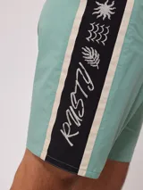 Short de baño color verde menta con cordón de ajuste en la cintura y una franja lateral con diseño de rayas en negro y blanco.