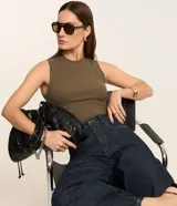 Musculosa de rib en color celeste, con cuello redondo y textura acanalada, de corte ajustado al cuerpo.