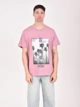 Remera blanca de mangas cortas con estampa de la ciudad de Nueva York.