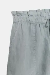 Shorts de tiro medio confeccionados en 100% lino, con cintura elástica ajustable mediante cordones y bolsillos delanteros.