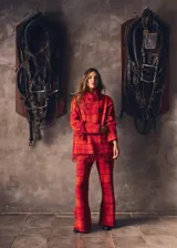 Pantalón oxford de lana con estampado a cuadros en tonos rojos y naranjas, corte entallado hasta la rodilla y cintura elástica.