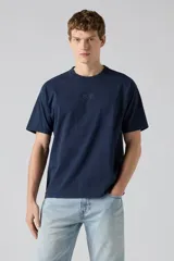 Remera Levi's de corte relajado, color azul marino, con cuello redondo, manga corta y pequeño logo bordado en el pecho.