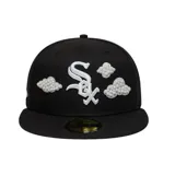 Gorra New Era modelo 59Fifty de los Chicago White Sox, color negro, con diseño estructurado y visera plana. Cuenta con el logotipo bordado en relieve en la parte frontal, acompañado de nubes bordadas decoradas con perlas sintéticas.