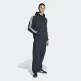 Canguro con capucha Adidas color negro, con las clásicas tres tiras blancas en las mangas y el logo del Trifolio bordado en el pecho. Cuenta con bolsillo tipo canguro y cordón ajustable en la capucha.