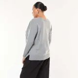 Sweater de punto fino color gris, con escote en V y mangas largas de corte holgado.