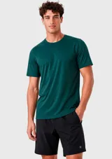 Camiseta deportiva de manga corta en color verde oscuro, confeccionada en tejido técnico con paneles laterales texturizados y cuello redondo.