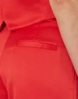 Pantalón de vestir rojo de corte palazzo.