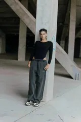 Body negro de microfibra con escote a la base, mangas largas y broche snap en el tiro.