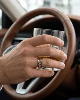 Anillo giratorio de acero con baño de oro, con diseño de cadena central y bordes lisos.