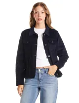 Campera de pana color rojo, con cuello solapa, cierre frontal con botones metálicos y bolsillos delanteros con solapa.