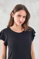 Vestido corto negro de algodón con mangas cortas con volados.