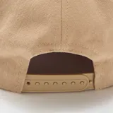 Gorra de béisbol de algodón en color beige, con diseño clásico de seis paneles, botón superior y visera curva.