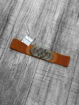 Faja elástica color marrón con hebilla metálica dorada con diseño de círculos entrelazados.