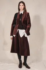 Bermuda ancha de tiro medio de terciopelo bordó con diseño de pierna ancha y caída fluida.