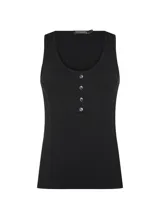 Musculosa negra de punto con escote redondo, tirantes anchos y detalle de botones decorativos en el frente.