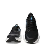 Championes deportivos Umbro modelo Dynamen, color negro con suela blanca gruesa y detalles en celeste.