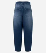 Pantalón baggy de jean azul con tiro medio, corte holgado, recortes en las rodillas y llavero decorativo con perlas y dije de corazón.