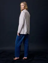 Blazer de lino color beige, marca Zac & Rachel. Tiene cuello con solapa, abertura central con botón, bolsillos delanteros y corte clásico.