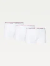 Pack de tres bóxers blancos de algodón elástico con cintura elástica gris con logo Tommy Hilfiger y ribete distintivo rojo.