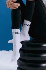 Medias de media caña color blanco, confeccionadas en algodón, con el logo de la marca Renée estampado en negro en la parte superior.