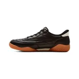 Championes Skechers modelo Slip-Ins Zinger Evo Off The Pitch, de color negro con suela de goma color tostado. Presenta parte superior de piel sintética, cordones elásticos fijos y detalles en blanco con el nombre de la marca en el lateral.