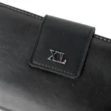 Billetera negra de cuero sintético con solapa y cierre. Cuenta con un botón a presión y un cierre principal. Tiene herrajes plateados y un logo metálico de "XL" en la solapa. Incluye una correa de muñeca desmontable.