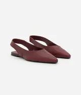 Zapatilla tipo slingback de cuero color marrón oscuro, con diseño de punta fina y talón descubierto con tira de ajuste.