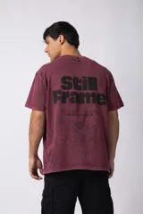 Remera de algodón peinado color beige con efecto "snow wash" que le da un look gastado. Tiene un estampado frontal con el texto "VCP Cnpt." en blanco.