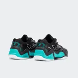 Championes de tenis Joma modelo Set Men 2501 en color negro con detalles en turquesa. Presentan una capellada de malla transpirable con tecnología de ventilación VTS, refuerzos termosellados para mayor durabilidad y mediasuela de phylon con sistema STABILIS para estabilidad. Suela de caucho resistente diseñada para canchas duras.