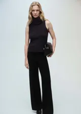 Pantalón de punto fino color negro, con diseño wide leg, tiro alto y cintura elástica.