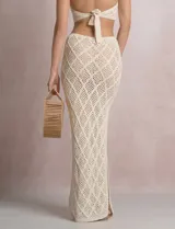 Falda larga de tejido calado marca Elan, color beige, con patrón geométrico de rombos y abertura lateral.