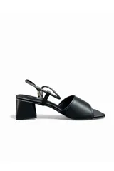 Sandalias de tacón Ana Paula modelo 75088, en color dorado, con tira ancha en la parte delantera y tiras finas en el talón. Cuenta con tacón ancho y bajo.