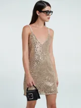 Vestido corto dorado con lentejuelas, escote en V y breteles finos.