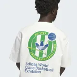 Remera de corte oversize color blanco, con cuello redondo y mangas cortas. Presenta un logo pequeño en el pecho y un estampado gráfico grande en la espalda con el emblema de Adidas Basketball.