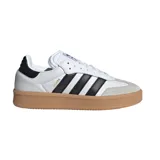 Championes Adidas modelo Samba XLG, con diseño clásico de cuero blanco, tres tiras laterales negras, puntera de gamuza gris y suela de goma color caramelo.