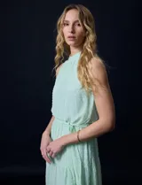 Vestido largo de gasa color verde menta, marca Julia Jordan. Tiene escote halter, cintura elastizada con lazo de ajuste y abertura central en la espalda con botones.