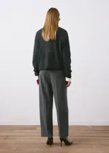 Pantalón de vestir de tiro medio, corte recto y diseño largo con detalle de pinzas frontales. Cuenta con dos bolsillos laterales y cierre oculto con botón, gancho y cremallera.