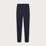 Calza deportiva de tiro alto con textura acanalada, diseñada para brindar ajuste y soporte durante la actividad física.
