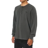 Remera de manga larga tipo henley, confeccionada en tejido térmico de textura waffle. Presenta cuello redondo con tapeta de tres botones y logo bordado en el pecho.