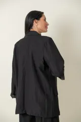 Blazer italiano negro de lino y viscosa, modelo suelto con botón de pasta.