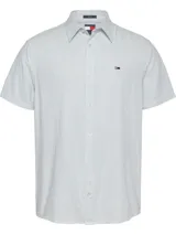 Camisa de manga corta Tommy Jeans, corte regular, confeccionada en mezcla de lino y algodón con diseño de rayas verticales celestes y blancas.
