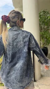 Camisa de denim celeste con efecto lavado y corte holgado.