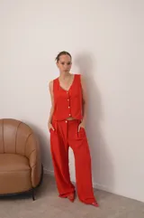 Conjunto de chaleco con botones y pantalón palazzo de crepé color negro.