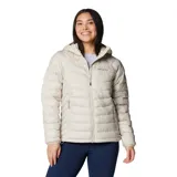 Campera acolchada con capucha, color beige, con cierre frontal, bolsillos laterales con cremallera y logo de la marca bordado en el pecho.
