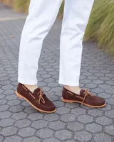 Zapato náutico de cuero gamuzado color marrón chocolate, con cordones y suela plana.