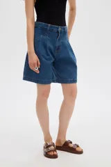 Short de jean negro de tiro alto, corte ancho, con pinzas delanteras y presillas para cinto.