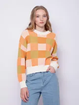 Sweater de tejido de punto con diseño jaquard a cuadros en tonos rosa y verde. Es de manga larga y cuello a la base.