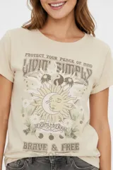 Remera blanca de manga corta y corte holgado, confeccionada en algodón. Presenta un estampado frontal de estilo vintage con una mariposa azul, flores y la inscripción "Find your peace of mind, free your spirit".
