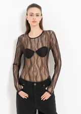 Body de encaje negro con manga larga, cuello redondo y diseño de encaje con patrón ondulado.