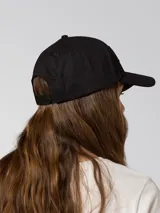 Gorro con visera curva de color negro, con parche de silicona con el logotipo de Caterpillar en el frente.